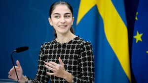 Klimat- och miljöminister Romina Pourmokhtari talar på en pressträff.