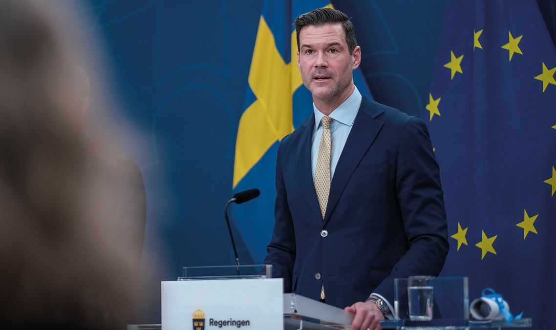 Kritik både mot sänkt flyktingkvot och urvalet