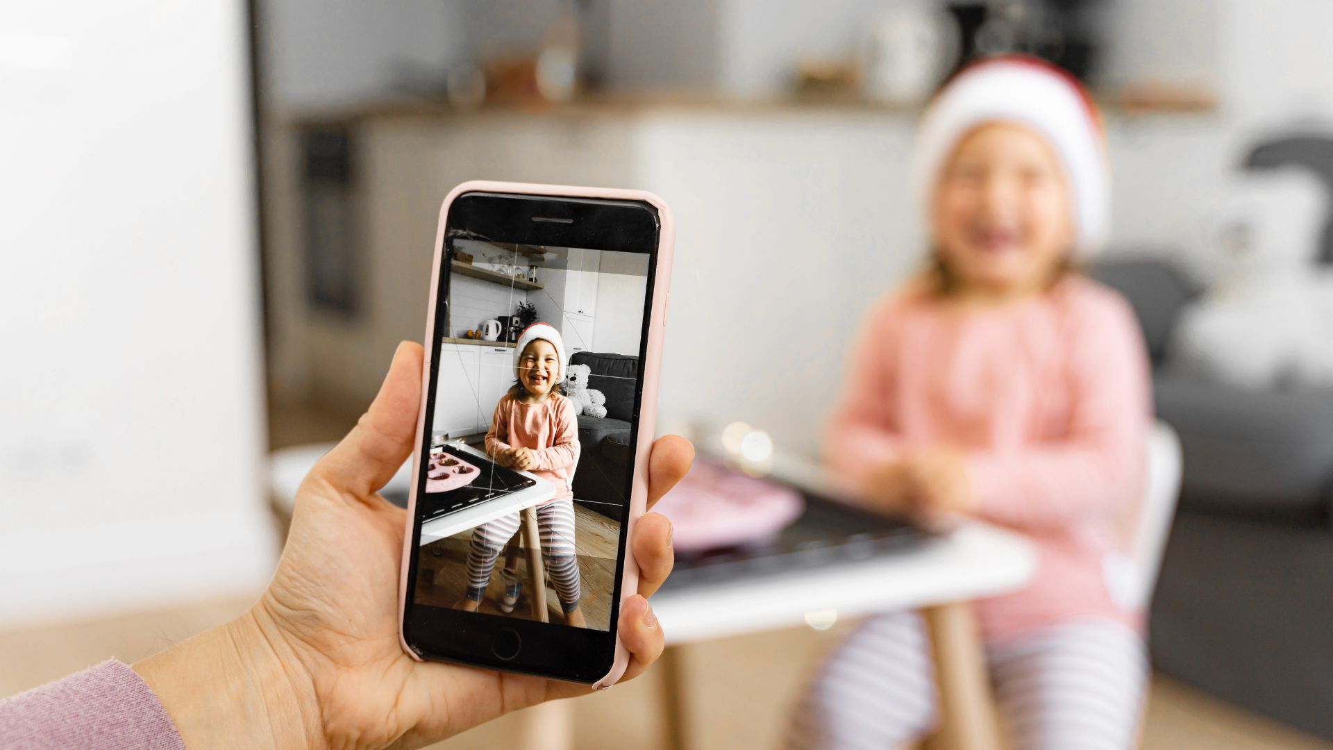 Delar du bilder på barnen? Nu varnar myndighet för sharenting