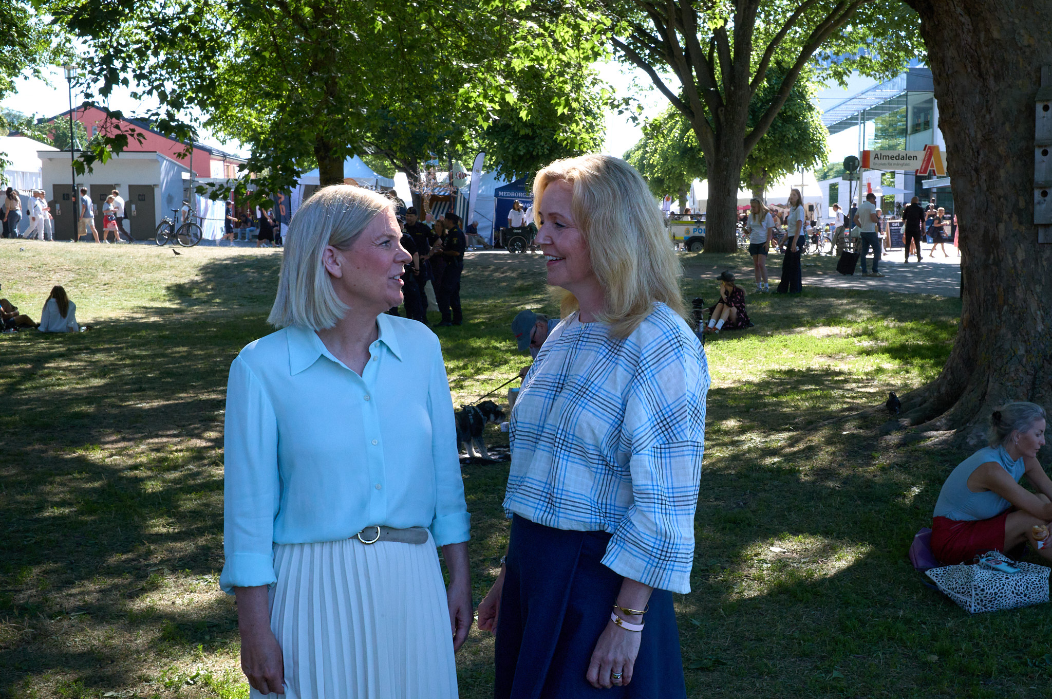 Elisabeth och Magdalena träffas i parken inför kvällens tal