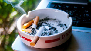 Ett askfat med fimpade cigaretter.
